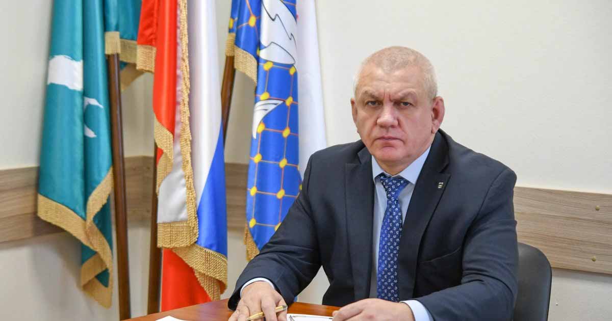 Он забрался под юбку: женатый мэр Южно-Курильска отвечал за преследование помощника во время встречи