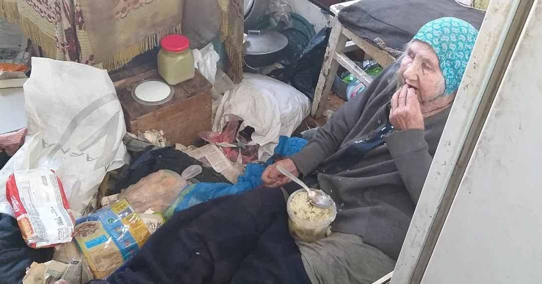 92-летняя женщина едва не умерла от голода в квартире, заваленной мусором