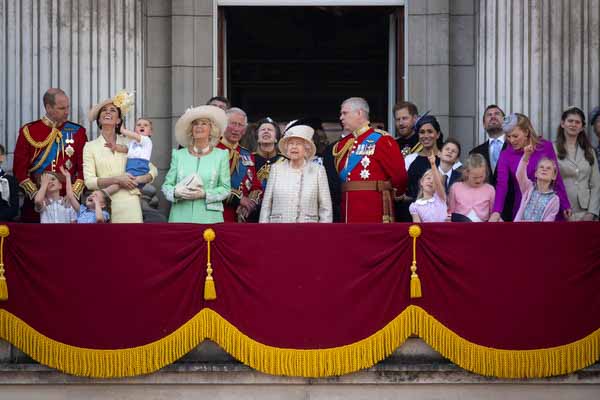 В течение многих лет королева поддерживает авторитет британской монархии и борется за честь семьи