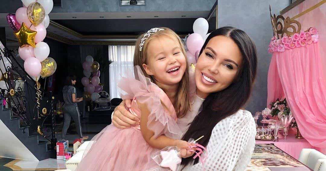 Сказочные принцессы, замки и коляска: как Оксана Самойлова отпраздновала день рождения своей младшей дочери