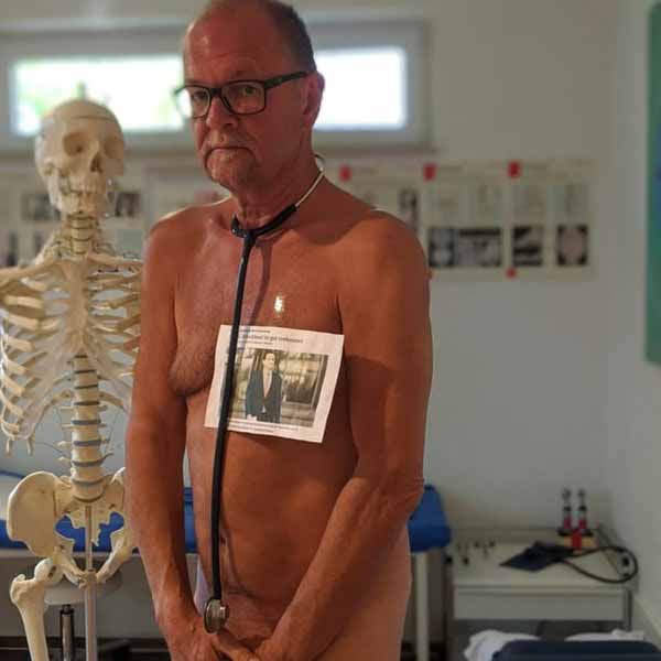 Немецкие врачи позируют голыми 