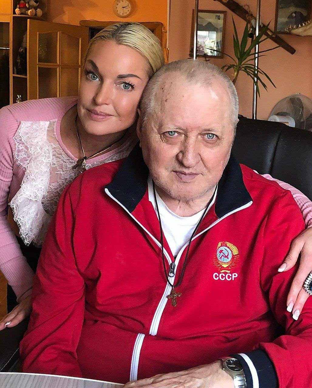 Несмотря на грязные скандалы, Волочкова тратит миллионы на содержание отца-инвалида