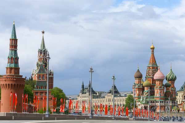 Москва традиционно украшена к празднику