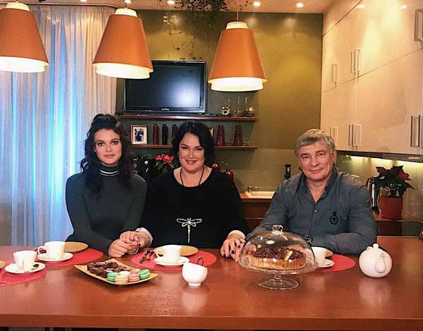 Лиза Адаменко с родителями
