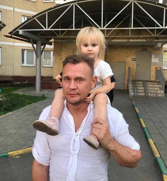 Степан Меньщиков помогает детям от бывшей жены