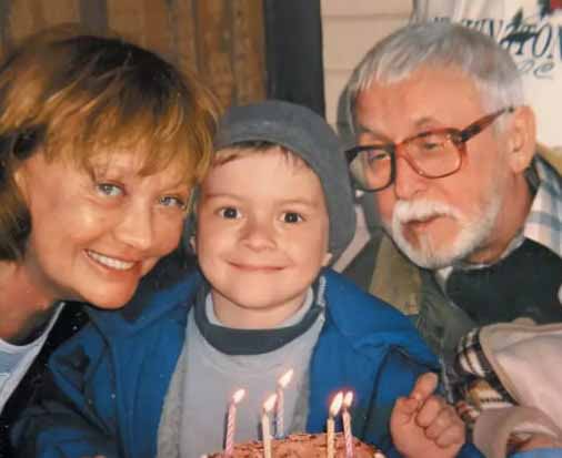 Лариса Лужина и Валерий Шувалов со своим внуком