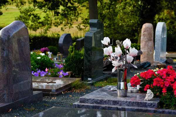Находиться на кладбище сейчас запрещено во многих регионах страны.