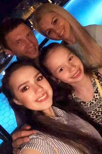 Самые близкие люди к Алине Загитовой - родственники Самые близкие люди к Алине Загитовой - родственники