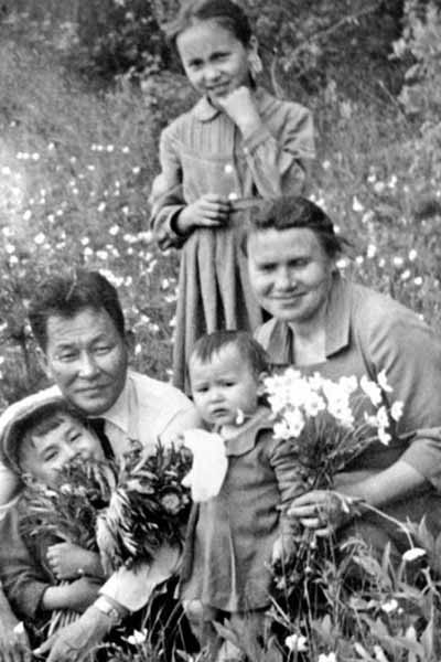 Сергей Шойгу с родителями и сестрами 
