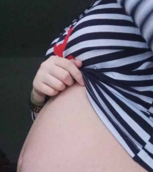 Девушка на последних стадиях беременности