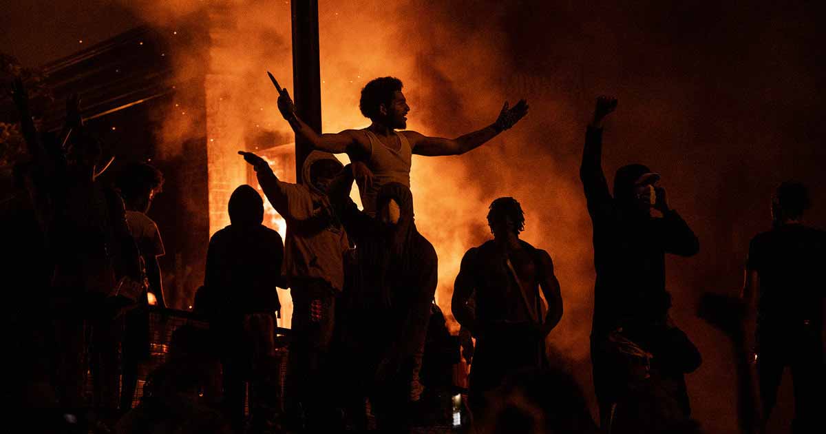 Миннеаполис в огне: беспорядки охватили американский город