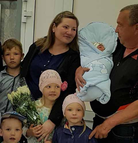 Оксана Усова с мужем и детьми