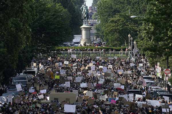 Сотни протестующих маршируют в сторону парка Лафайет и Белого дома в знак протеста против жестокости полиции и смерти Джорджа Флойда, 2 июня 2020 года, Вашингтон