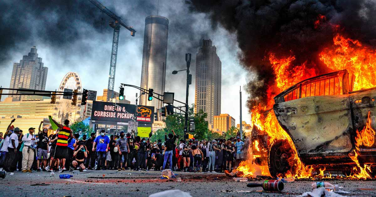 Погромы, лозунги и полицейские на коленях: самые впечатляющие кадры американских митингов