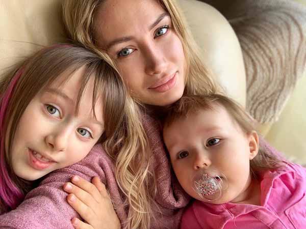 Алена уже воспитывает двух дочерей