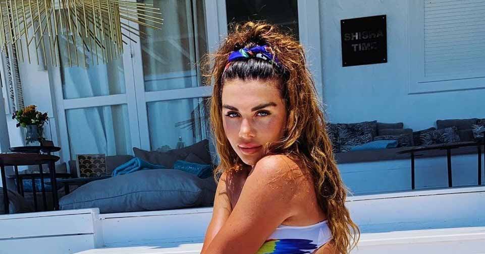Анна Седокова ответила на критику откровенными фотографиями: «Женщина может читать Ремарк в ремешках»