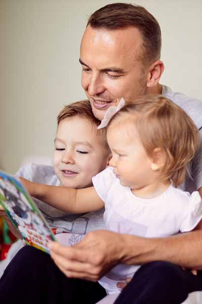 Игорь любит читать младшему сыну и дочери