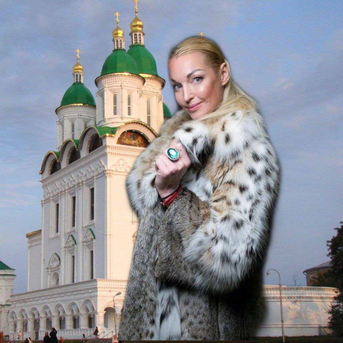 Волочкова пришла на службу к храму в шубе с вырезом