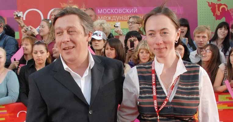 Жена Михаила Ефремова выиграла в суде 120 тысяч