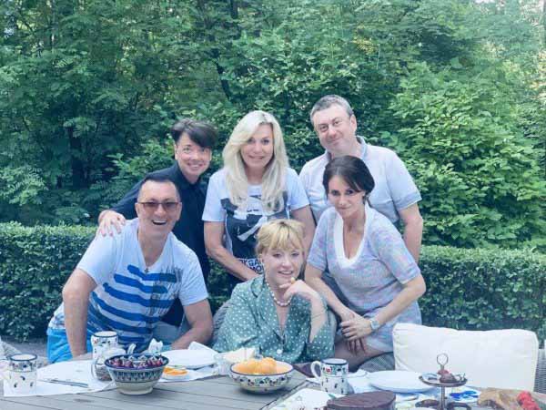 Пугачева пригласила в гости семью Юдашкиных и Буйновых.  Фото: Instagram @alla_orfey