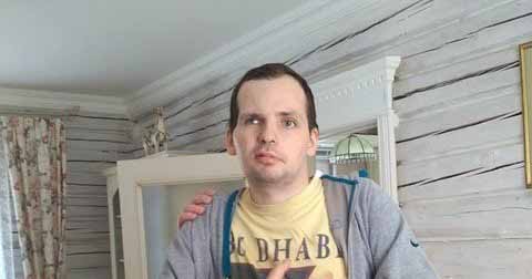 Жена парализованного Алексея Янина снялась в откровенном клипе