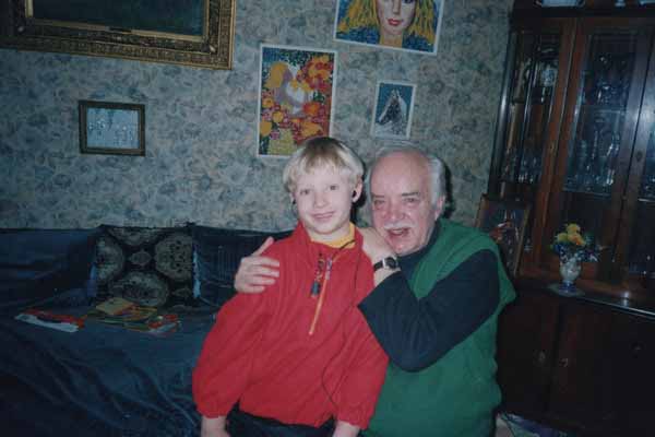 Илья с дедушкой в ​​квартире на Никитском бульваре