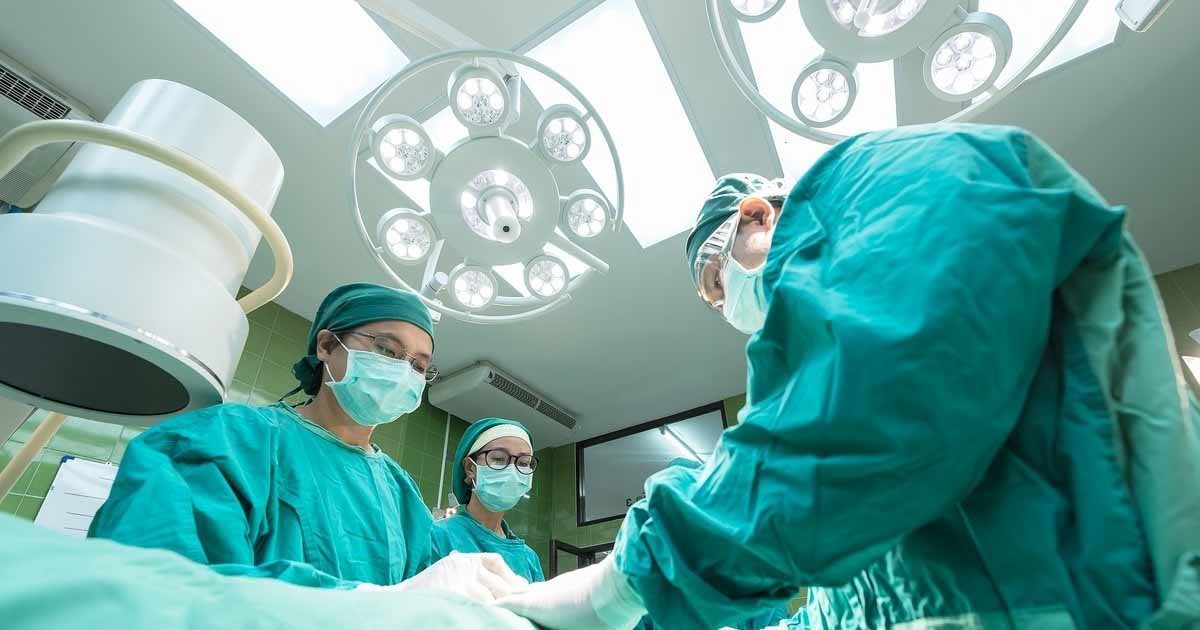 «Чеченская Алена Верди»: ложный хирург из Грозного закачал вазелин в грудь вместо имплантатов для женщин
