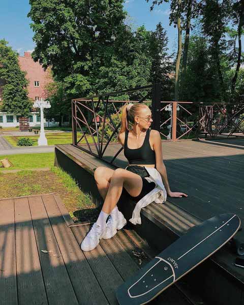 Художник не смотрит на ее возраст 