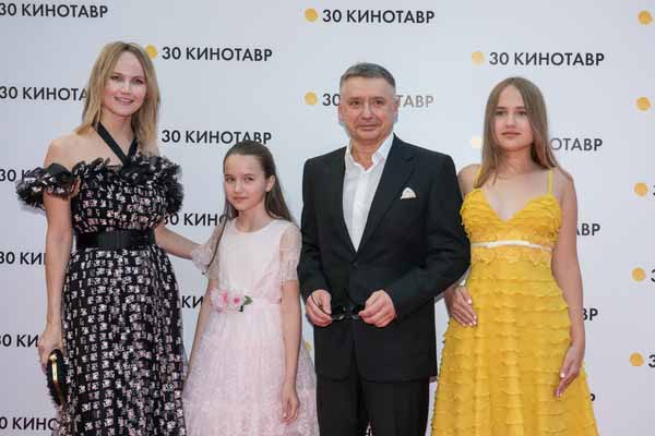 Антон Табаков с женой Анжеликой и дочерьми