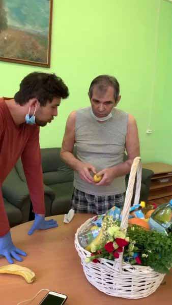 Алибасов-младший приехал навестить Алибасова-страша в психиатрическую больницу;  Кадр из видео на странице Instagram @alibasov_nana