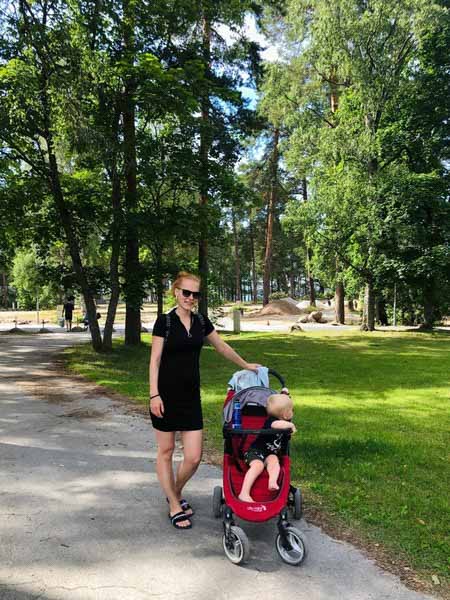 Мэрилин на прогулке с сыном