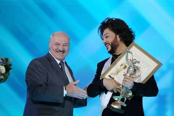 Александр Лукашенко вручил Киркорову специальную награду