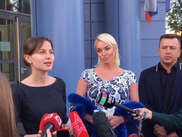 Анастасия Волочкова у здания суда Анастасия Волочкова у здания суда