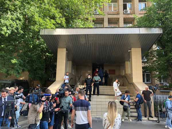 Журналисты дежурят у здания суда