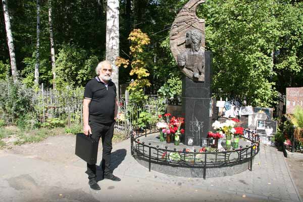 Юрий Белишкин на могиле Виктора Цоя в Санкт-Петербурге 