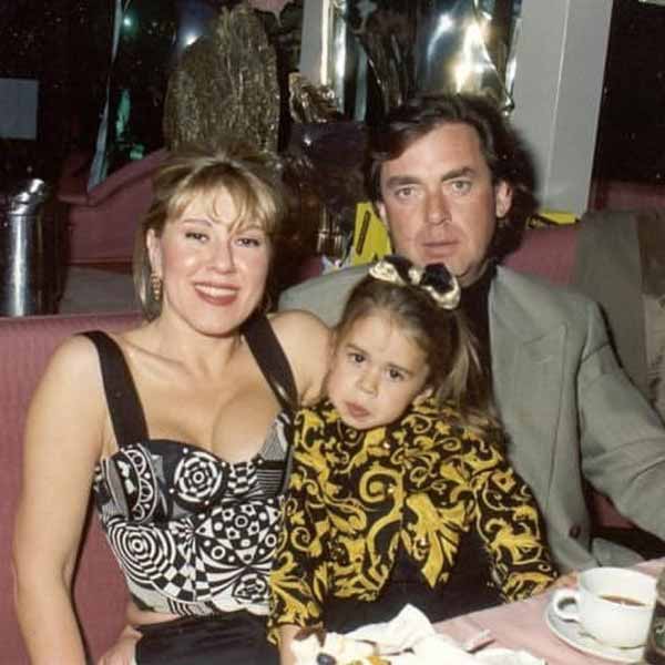 Таня в детстве с мамой и папой