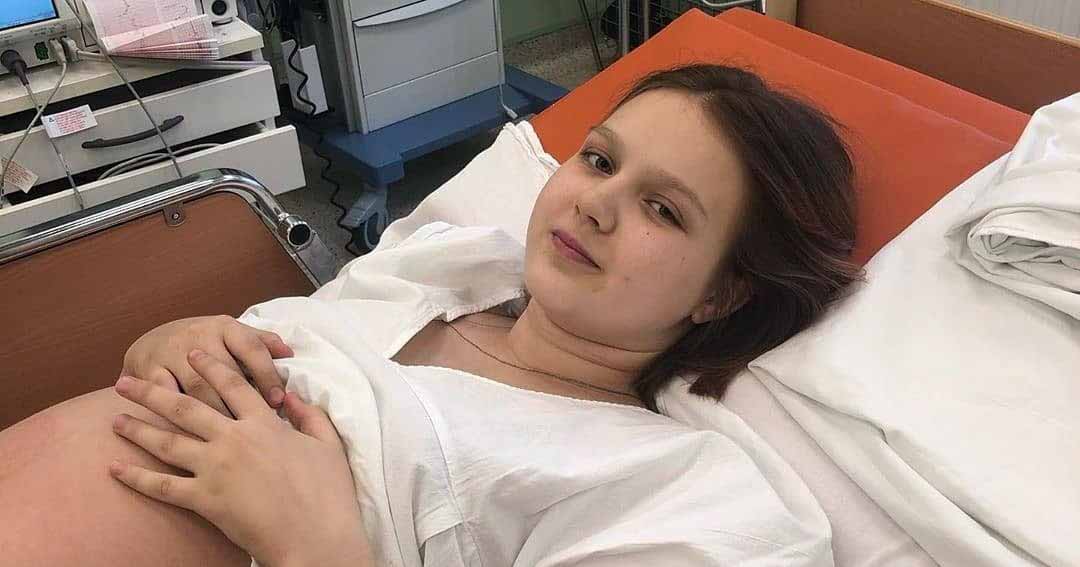 «Невозможно выспаться»: Даша Суднишникова, забеременевшая в 13 лет, о том, как она справляется с дочерью