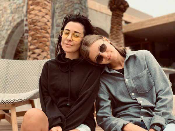 Маша Зайцева и Маша Шейх выступают вместе с 2016 года;  фото из @ 2mashi_official Instagram