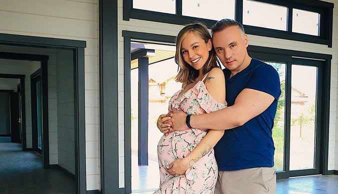 Беременная Анастасия Лисова с мужем обустраивают особняк - фото