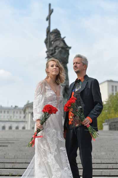 В завершение прогулки молодожены возложили цветы к памятнику князю Владимиру.
