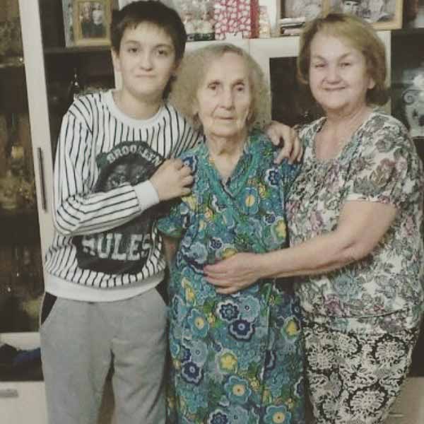 Ольга Гобозова с 97-летней мамой (в центре)