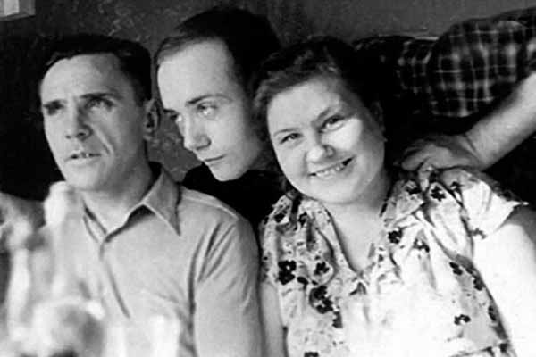Леонид Куравлев с родителями