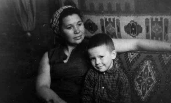 Юный Евгений Миронов с мамой