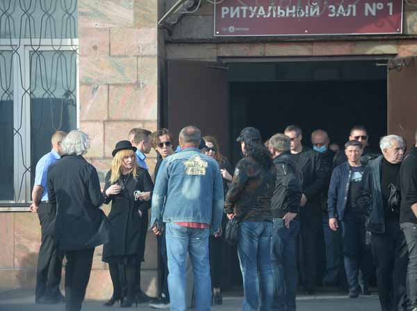 Алла Пугачева на похоронах Кальянова