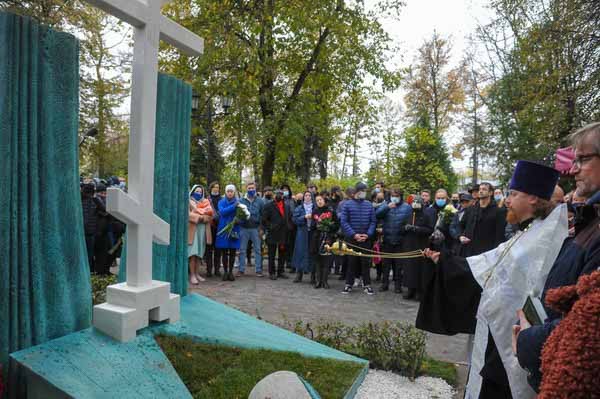 На церемонии присутствовали многие коллеги Захарова. На церемонии присутствовали многие коллеги Захарова.