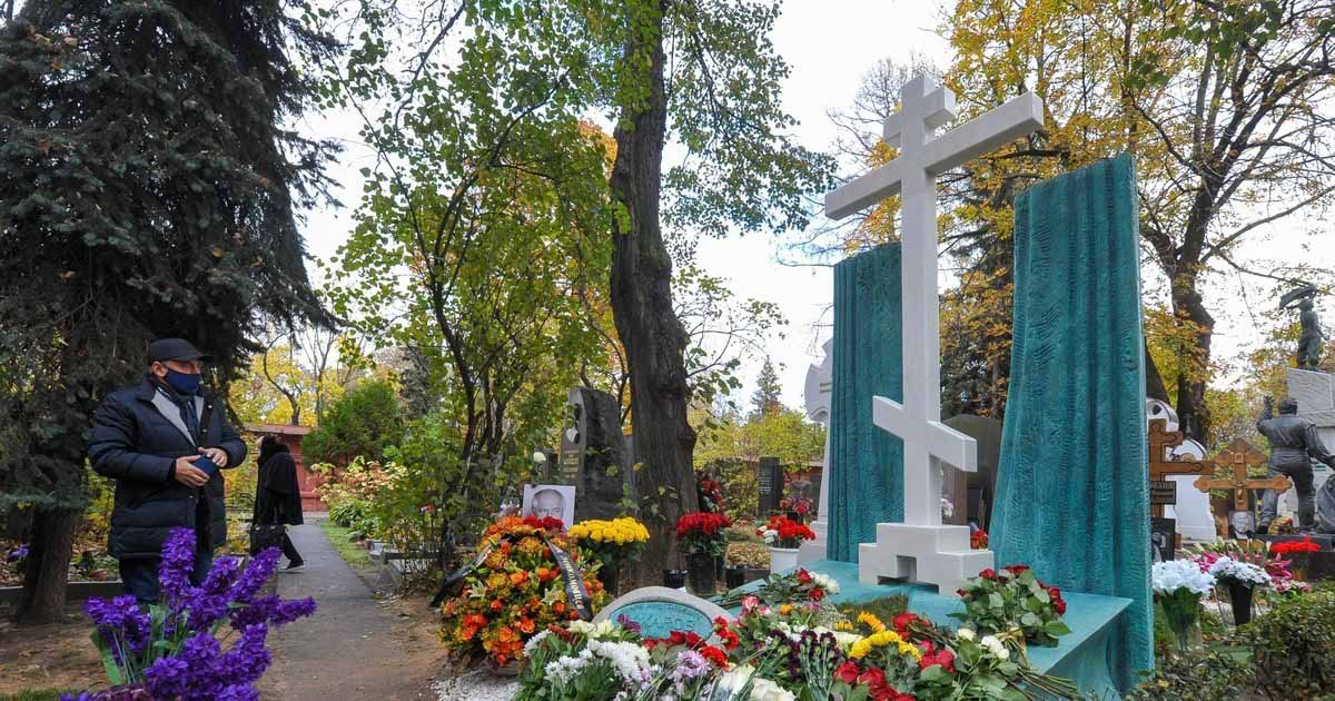 На могиле Марка Захарова установлен памятник.