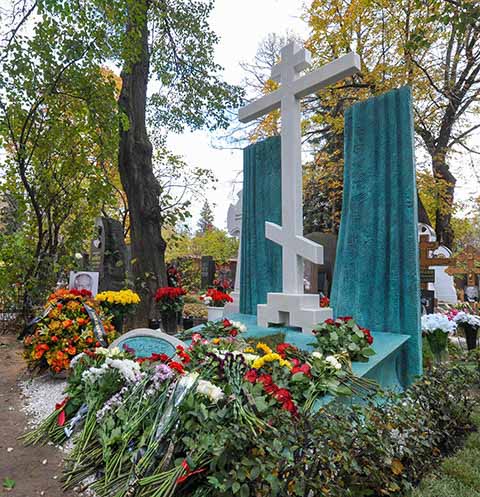 Памятник на могиле Марка Захарова
