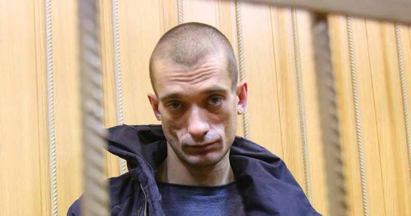Издевались и пинали: коллега художника Петра Павленского о перенесенном насилии