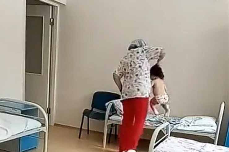 Сотрудник больницы схватил ребенка за волосы и бросил на кровать