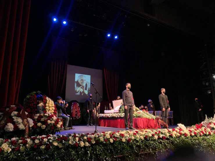 На похоронах артиста присутствовали его друзья и родственники.